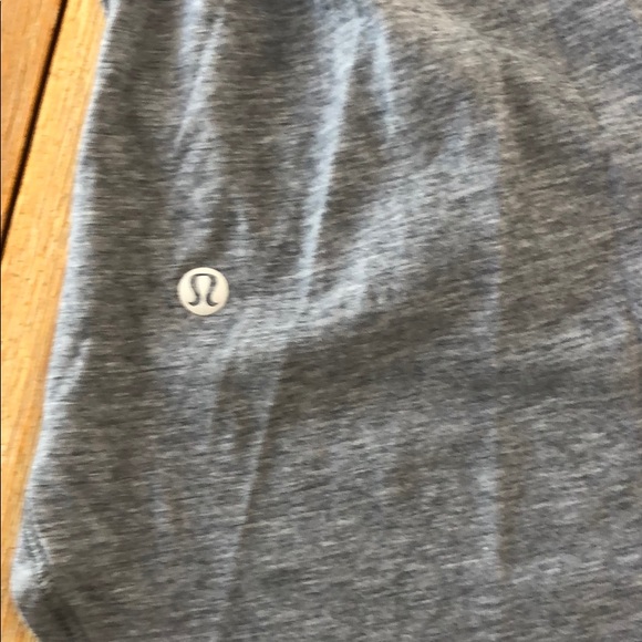 Lululemon Grey Scoop Cross Keyhole Back Tank. Sz 6 - Picture 6 of 8